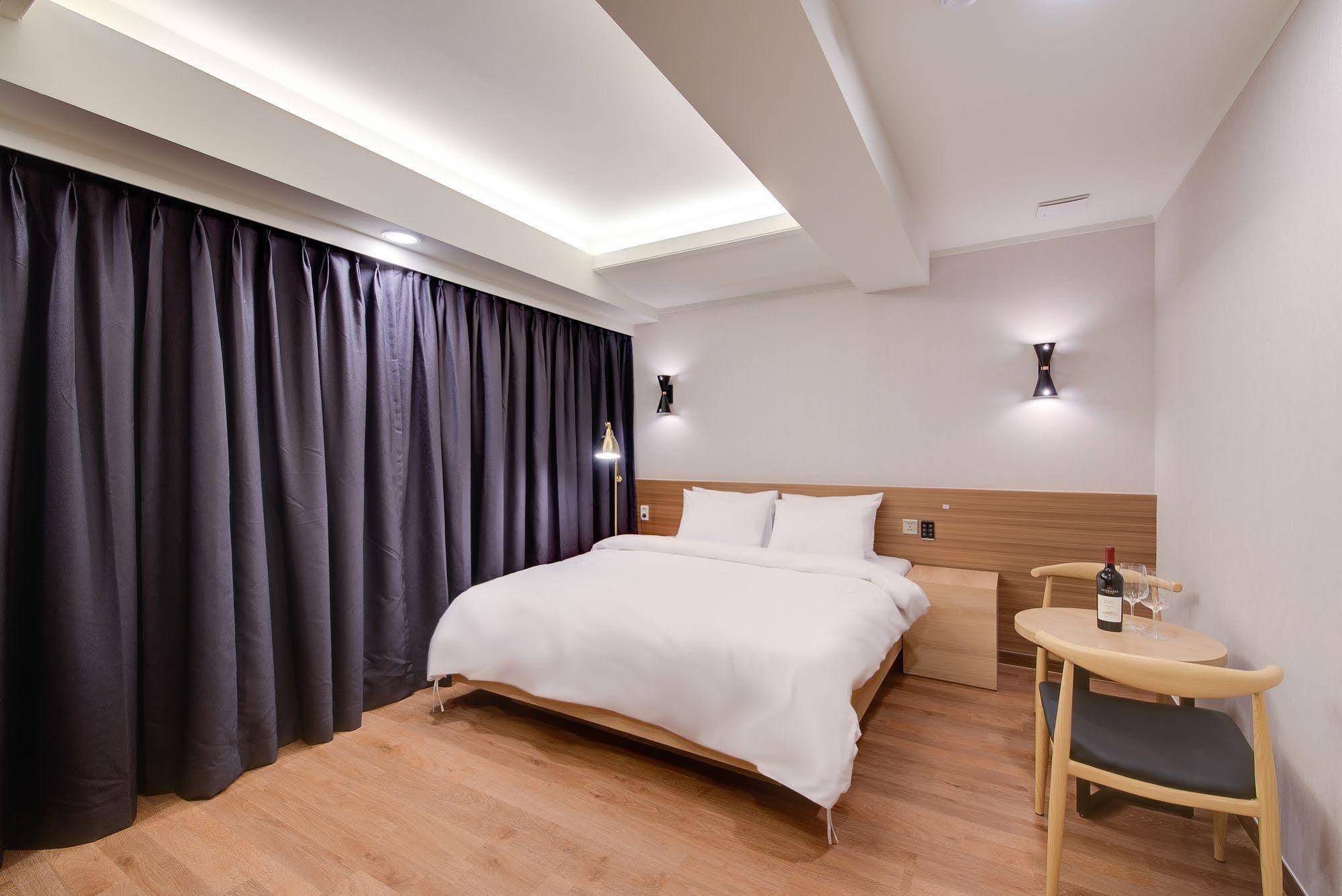 M Hotel Seoul Bagian luar foto