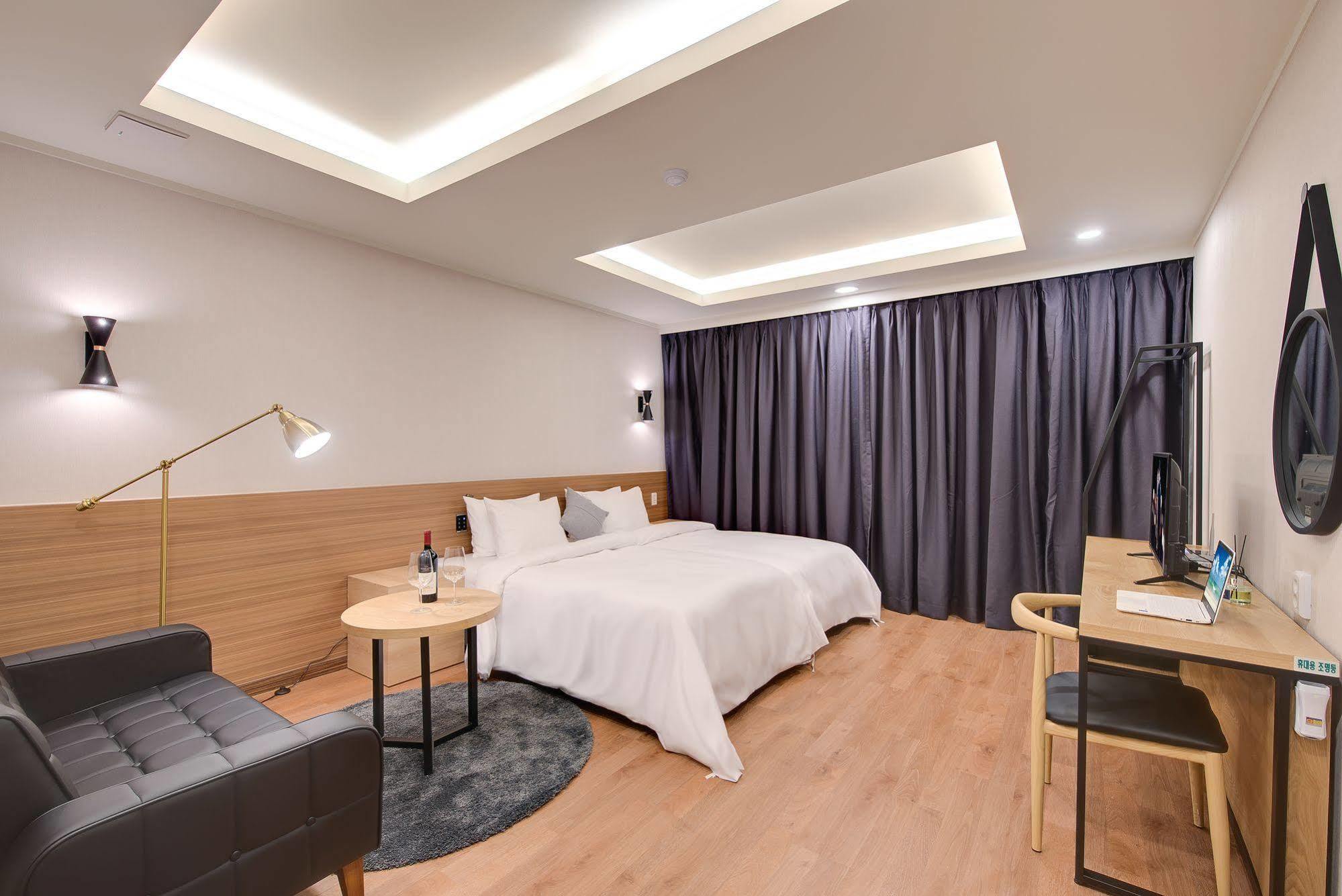 M Hotel Seoul Bagian luar foto