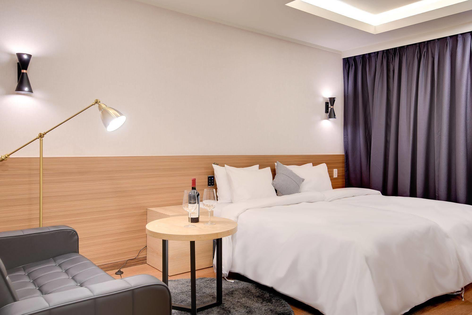 M Hotel Seoul Bagian luar foto