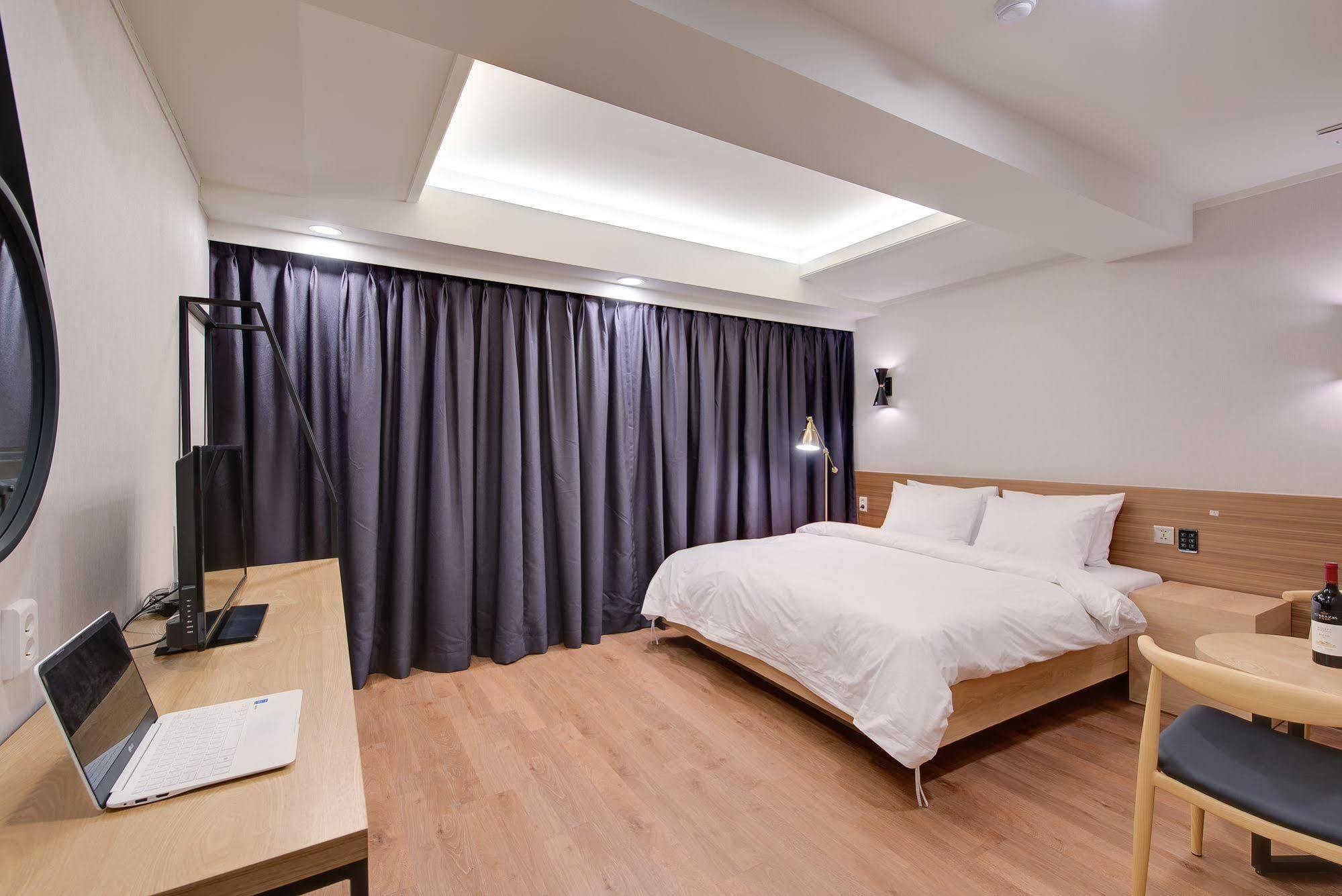 M Hotel Seoul Bagian luar foto