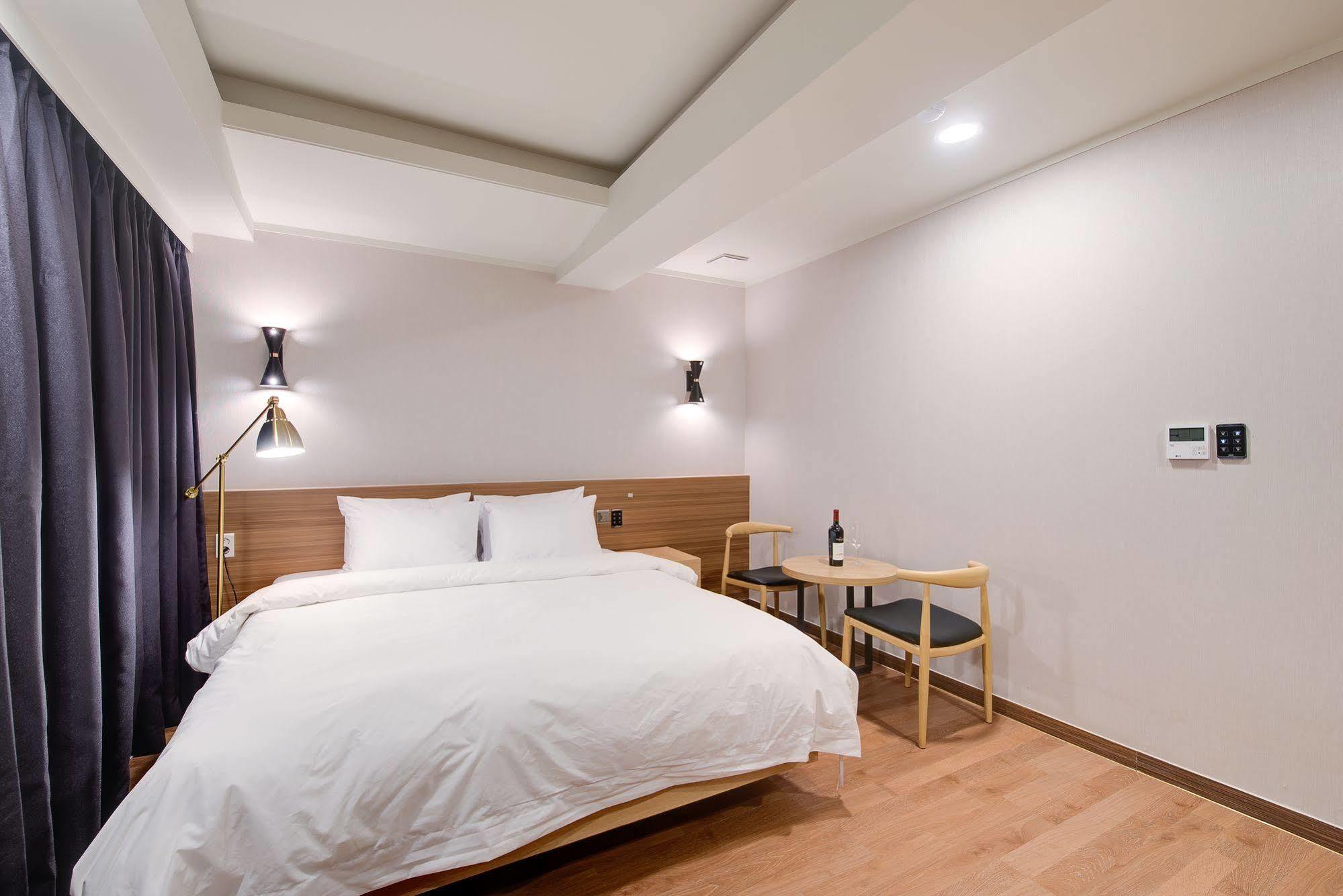 M Hotel Seoul Bagian luar foto