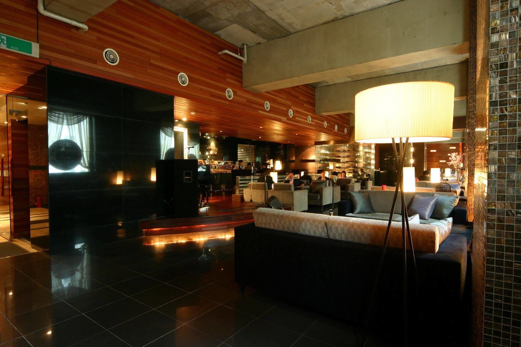 M Hotel Seoul Bagian luar foto