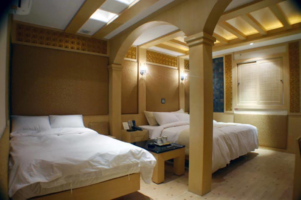 M Hotel Seoul Bagian luar foto
